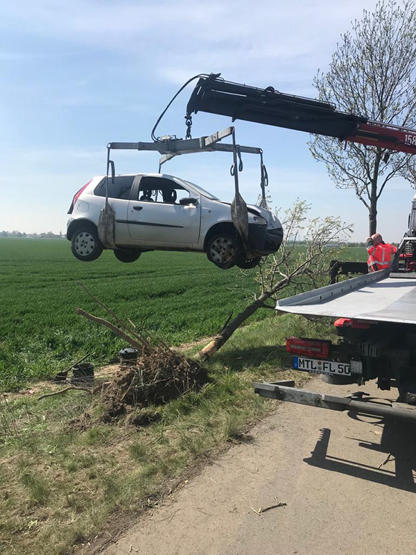 Kran hebt Fahrzeug aus dem Graben