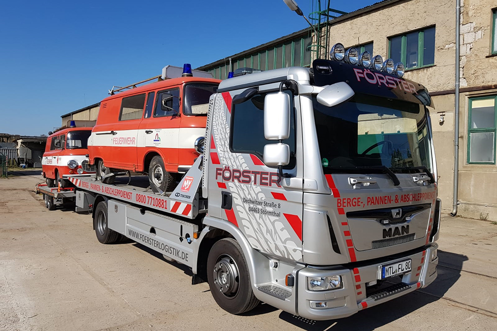 Fahzeug auf Abschleppwagen