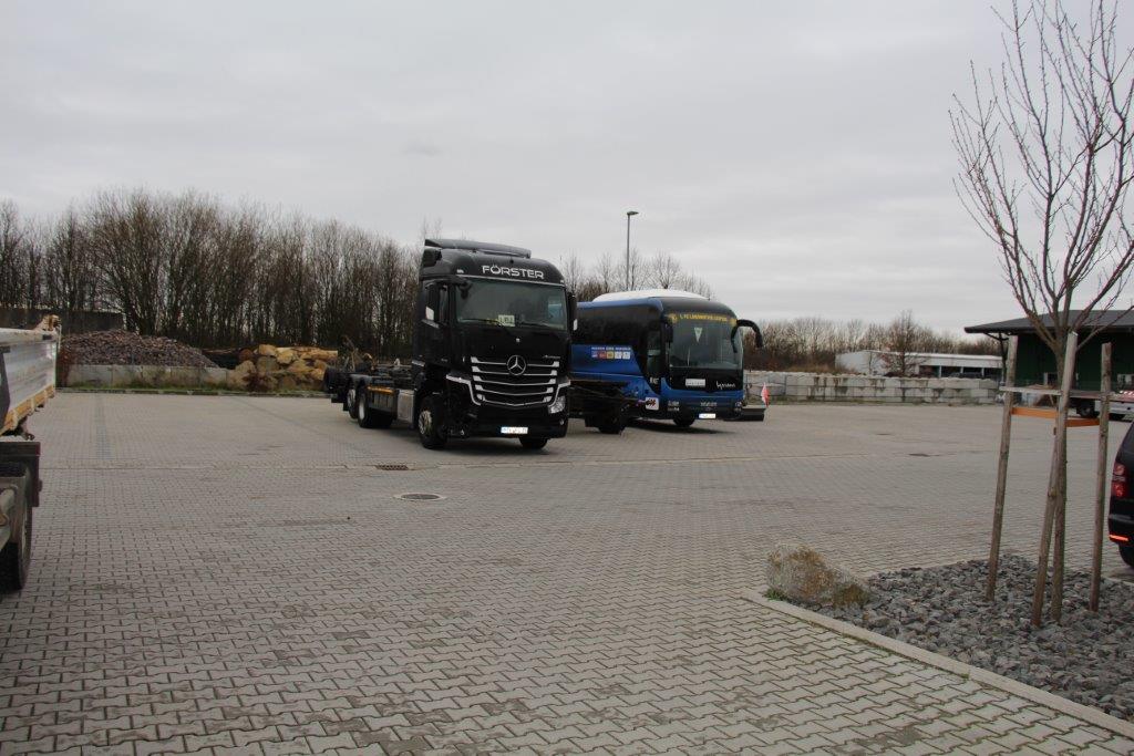 Einsatzfahrzeuge auf dem Firmengelände