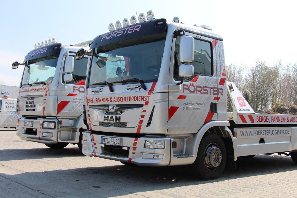 Silberne Einsatzfahrzeug Abschleppdienst Förster