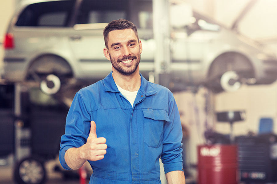 KFZ-Meister mit Gabelschlüssel